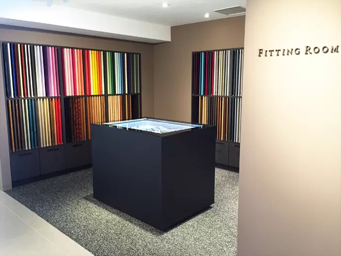 「fitting room」カスタムメイドキッチンでは、扉材ひとつ取っても数百種類の中からお選びいただけます。