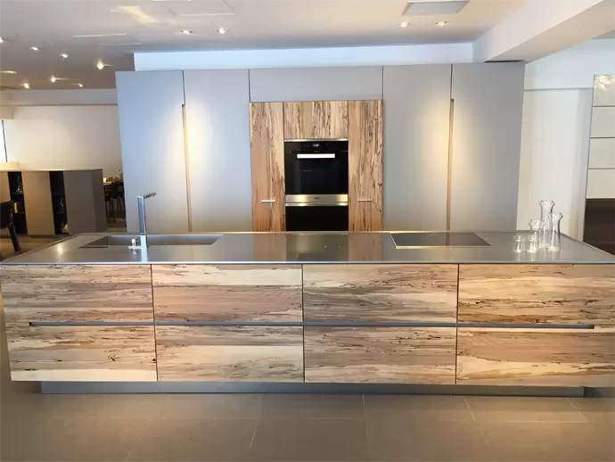 「kitchenhouse」ショールーム展示キッチンの一例。一千万円を超えるキッチンを造ることもあります。