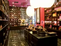 “HARNN”の店舗は、アジアンな装飾と天然の豊かな香りで独自の世界観を演出しています。