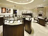 高級宝飾品を引き立たせる落ち着いた雰囲気の店内。店舗ディスプレイは店舗ごとにお任せしています。
