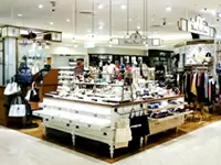 店内はアトリエや女の子の部屋をイメージ。アンティーク感がポイントです。
