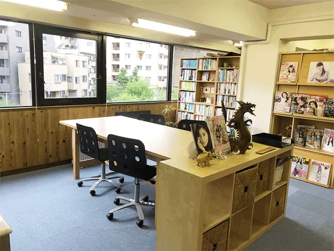 社内には当社タレントが表紙を飾った雑誌の数々が飾られています★