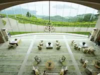 洞爺湖と内浦湾を見下ろす開放感のあるメインロビー。大自然に包まれる喜びを実感できる空間です。