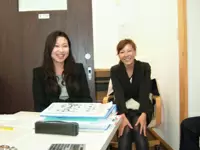 「堅苦しそう…」はイメージだけ！責任ある仕事ですが、職場は明るくアットホームです。
