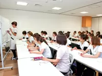 定期的に勉強会を開催し、スタッフの美の知識を深めています。