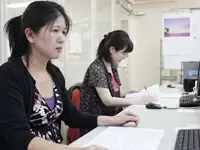 仕事中は真剣そのもの。静かで落ち着いたフロアですので、仕事に集中できる環境が整っています