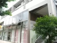 大通りに面したオフィスは、2010年4月に移転した新しい建物です。