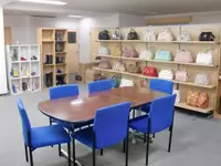 ショールーム。当社で製造した商品が数多く並んでいます。