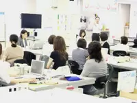 朝のミ−ティングシ−ン。仕事に役立つ情報や知識をみんなで共有します。