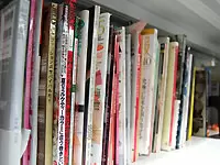 オフィスに女性雑誌や参考書籍がずらり♪あなたの女性視点を生かしたアイデアを生かしてください