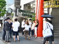 新オフィスの前。一階にはスターバックスがあるから、ほっと一息入れたいときにも便利そうです！