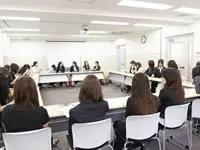 スタッフ全員が集まる全体会議。やる気のあるスタッフばかりなので、活発にアイデアを出し合っています。