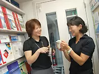 女性の明るい笑い声が響く社内は、和やかな雰囲気です