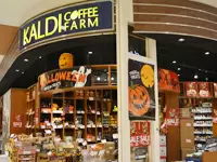 取材時はハロウィンシーズン真っ只中！お店のレイアウトもスタッフ皆で行います。