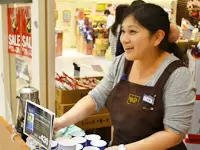 輸入食品が好きで入社しました。好きなものとお客様の笑顔に囲まれて毎日楽しいです！（おゆみ野店・店長）