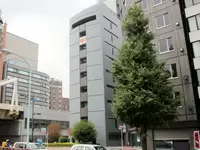 宝町駅・京橋駅からすぐの自社ビルが当社。通勤に便利な立地です。