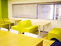 ファミレス風の休憩ルームでは、みんなでランチを食べたり、自社ビールサーバーで飲み会が行われたりします