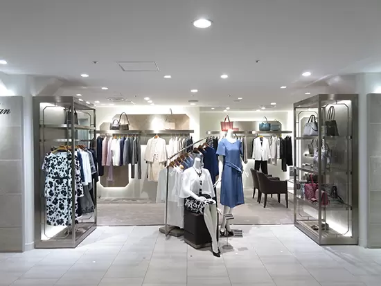 大人の女性にぴったりのシックな店舗。ブランドイメージに合った落ち着く空間が広がります。