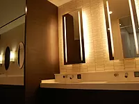 新しくキレイな女子トイレも魅力。また、通勤に便利な新宿～西新宿エリアにあるので、ランチにも困りません
