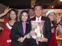 毎年恒例のクリスマスパーティの様子。また、週に1～2回、仕事後に飲みに行くほど社員同士の仲は密です♪
