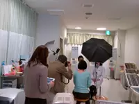 実際の取材風景。ディレクター、ライター、カメラマンのチームで行います。