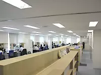 木のぬくもりが感じられるインテリア。スタッフの動きを優先できる柔軟性のあるレイアウトです。