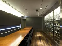 当社の特徴とも言えるバーカウンター、お客様をおもてなしする場所として、活用しています。