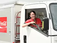 会社負担の資格取得制度を利用し、中型免許を取得した女性ドライバーも活躍中。