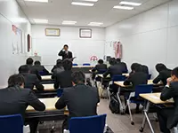 座学研修の様子。商品知識や仕事内容の他、安全運転への意識を高める内容になっています。