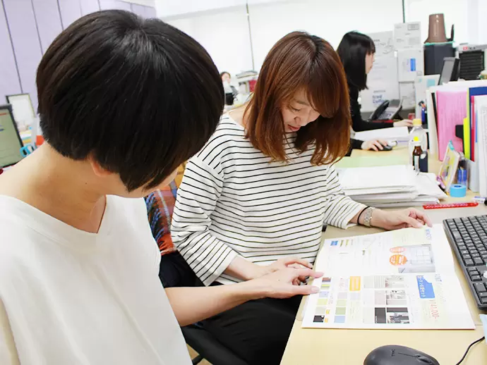 分からないことがあれば、近くの先輩へ気軽に質問できる環境です。