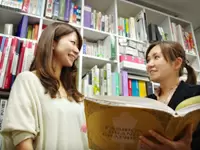 表参道という場所がら、社内は流行に敏感な女子ばかり。芸能人やファッションの話題に盛り上がることも！