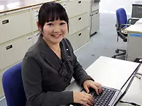 メールやスケジュールのチェックをして、朝礼で報告。何でも相談できる職場です。