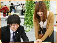 仕事の合間に相談中。意見やアイデアは積極的に発信してください！