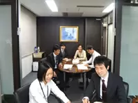 社内では皆で調べものをしたり、勉強会を開くことも