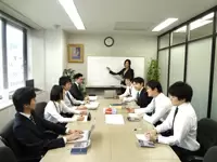 会議では皆で活発に意見交換し合います