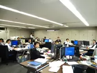 広いオフィスでは、皆がフラットな関係です
