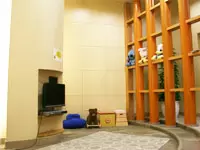 本社ビルはとてもオシャレでモダンな雰囲気。お子様のスペースもご用意しています。