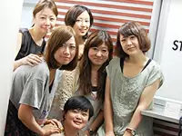 コンサルタントやクリエイター、サポートスタッフがお互いに意見交換をしながらサービスを創り上げています