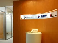 当社のエントランス。この奥からは活気ある声で溢れています。