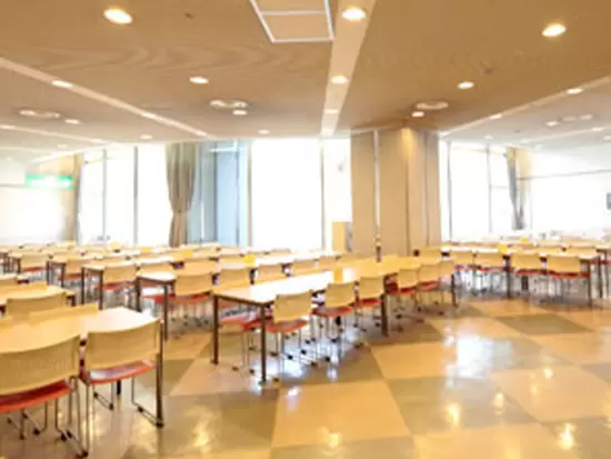 明るいテラスのような社員食堂。安定した事業基盤のもと、しっかり腰を据えて働ける環境を整えています。