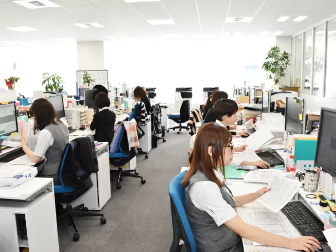 広々とした清潔な空間が広がる本社オフィス。仕事に集中できる環境です♪