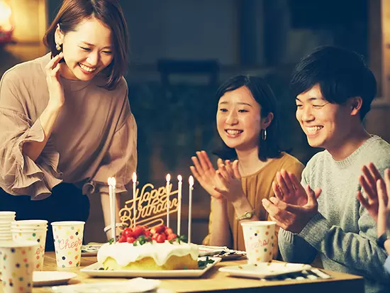 基本はリモートワークですが、社員同士の交流もあり、チームワーク良く働いています。