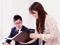部署間を越えての報告・調整もありますから、コミュニケーション力が求められる仕事です。