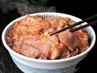 昨年6月に誕生した日常食の新ブランド・焼き牛丼「東京チカラめし」。すでに46店舗展開中！