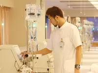 経験を積んだ臨床工学技士による医療機器の点検作業風景。