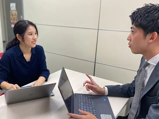 社員同士のコミュニケーションも盛んです！年齢や社歴に関わらず質問しやすいフランクさがあります