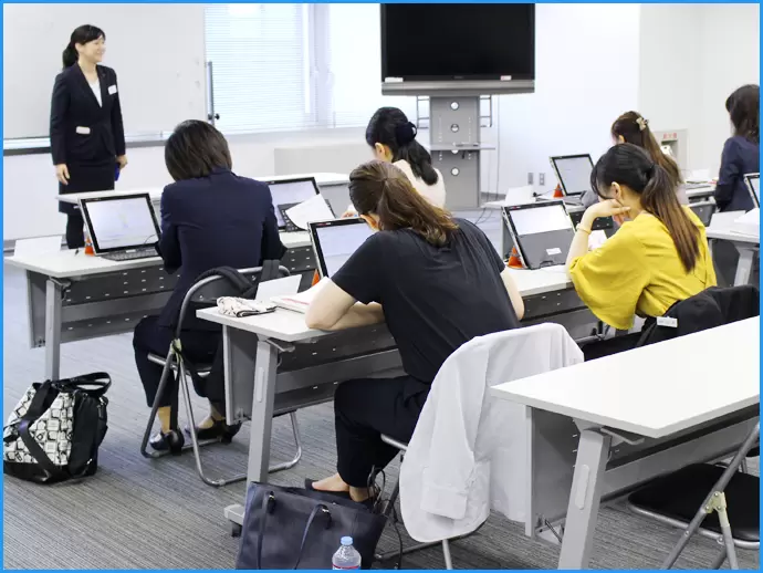 周りには、同世代や同期入社の仲間がたくさん。だから、未経験入社でも成長が早いのです