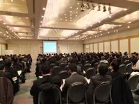 弊社主催のセミナー風景です。大小合わせて年間１００回セミナーを開催しております。