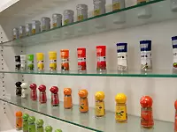 日本で多くの方にご購入頂いているエスビー食品のスパイスやハーブ。そのノウハウが店舗にも活きています。
