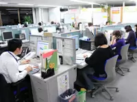 サントリーウエルネスお客様センターの社内風景。20代～40代のスタッフが活躍中です。